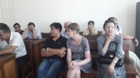 Сотто прокурор Салянованын тарапташтары менен кайым айтышып сыртка чыгып кетти