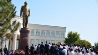 Ташкентте Ислам Каримовдун колодон жасалган эстелиги ачылды