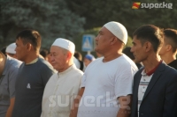 Бишкекте Курман айт намазын окууга миңдеген адамдар чогулуп, бир кылка тизилип баштады