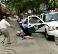 Кытайдагы полициянын бала көтөргөн аялды уруп жыгылткан видеосу талкууланууда