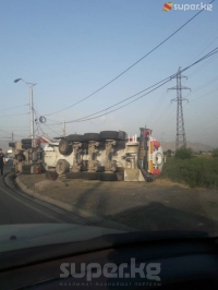 ЭЛДИК КАБАР: Ош-Аэропорт жолунда газ ташыган чоң унаа кырсыкка кабылып, оодарылып кетти