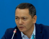 Өмүрбек Бабанов өкмөт "Кумтөрдү" коргой албай жатканын айтып сынга алды