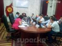 БШК Кара-Сууда шаардык кеңешти шайлоодогу ызы-чууну талкуулап жатат