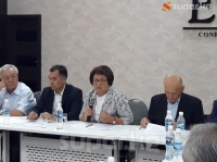 Роза Отунбаева: "Кырдаалды сырттан карап тура бербей, оюбузду айтышыбыз керек"