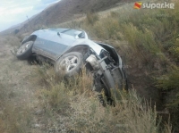 Ош облусунда туугандарынын үлпөт тоюнда сейилдөө үчүн атасынын Лексус унаасын айдап чыккан өспүрүм бала жол кырсыгына кабылып, 2 кыз каза болду