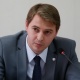 Парламентте кыргызча баяндама жасап жаткан экономика министрине депутат маанисин бузбаш үчүн орус тилинде сүйлөй беришин айтты