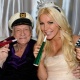 "Playboy" журналынын негиздөөчүсү Хью Хефнер өзүнөн 60 жаш кичүү аялына байлык калтырган эмес
