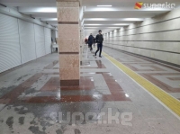 Бишкектин Чүй-Манас кең көчөлөрүнүн кесилишине 27 миллион сомдон ашуун каражатка оңдоодон өткөн жер өтмөктөн суу тамчылап жатат