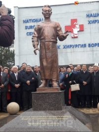 Бишкекте 90 жаштагы Мамбет Мамакеевдин эстелигинин жана үй музейинин ачылуу аземи өткөрүлдү