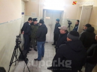 Канат Исаевдин соту уланууда. Сот залына 20га жакын адам кире албай калды