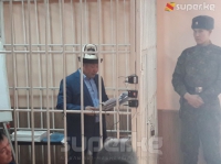 Соттук отурумда Канат Исаев жарыш сөздө сүйлөп жатат
