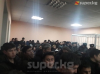 Сот Канат Исаевге карата чыгарылган өкүмдү окуп жатат. Отурумда Жогорку Кеңештин депутаттарынан эч ким жок