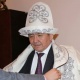 Арзан чапан-калпактар министрдин текчесинде чаң басып жатат: Жумагулов "чоңдорго" кийит берүүнү токтотууга чакырды