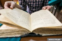 Орусияда 24 жаштагы кыз 1 китеп уурдоо үчүн китепкананын эшигин талкалап кирген
