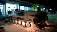 Орусиянын жараны уурдалган танк менен дүкөндү талкалап кирип бир бөтөлкө шарап уурдап кетти