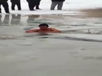 ЭЛДИК ВИДЕО: "Улак тартышта сууга түшүп кеткен улакты муз алдынан алып чыкты"
