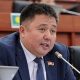 Депутат Эргешов өкмөт өкүлүнөн оң рулдуу таксилерге тыюу салуу демилгеси эмне үчүн артка кайтарылганын сурады