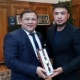 Жогорку Кеңештин төрагасы Дастанбек Жумабеков спортчу Бусурманкул Абдибаит уулуна саат белек кылды