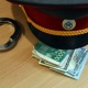 Ошто милиция кызматкери пара алып жаткан жеринен колго түштү