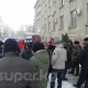 Чүйдөгү 20 миңге жакын үй курулган жерлерди трансформациялоо талабы менен тургундар Өкмөт үйүнүн алдына чогулду