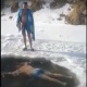 ЭЛДИК ВИДЕО: "Кыштын чилдесинде сууга түшкөн милиция кызматкерлери"