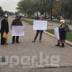 "Канжар Кадыралиевден жабыркадык" деген үй-бүлө Жогорку Кеңештин алдына митингге чыкты