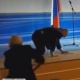 Владимир Жириновский сахнага чыгып баратып жыгылып кетти