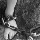 Ошто атасы тарабынан чынжыр менен жылыткычка байланган кызга психикалык экспертиза дайындалды