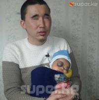 Көздүн ордуна 2 шишик менен төрөлгөн ымыркайдын атасы үйлүү болду