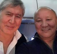 Нариман Түлеев учакта Алмазбек Атамбаев менен түшкөн сүрөтүн жарыялады