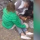 Бишкекте мас абалдагы апасын тургуза албай жаткан кичинекей кыздын видеосу тарады