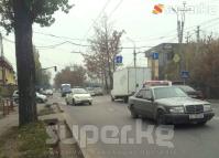 Борбордогу көчөлөрдүн биринде жол чырак иштебей калып, айдоочулар ортосунда жол талашуу жаралды