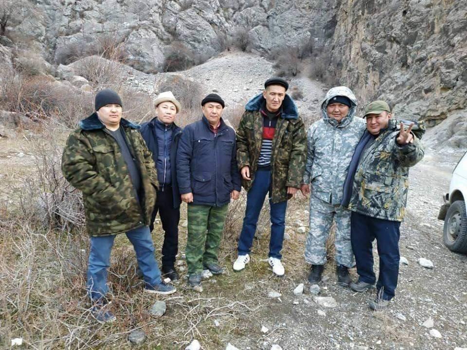 Киши колдуу каза болгон прокурор Анарбай Мамажакыповдун аңчылыкка кошо чыккан адамдар менен түшкөн сүрөтү  