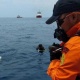 Куткаруучулар Индонезияда деңизге кулаган учактагы 105 адамдын жансыз денесин алып чыгышты