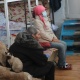 "Кыштын кыраан чилдесинде буту-колун үшүккө алдырып келип, бул жактан сүйүүсүн жолуктургандар бар" дейт убактылуу баш калкалоочу жайдын координатору (фоторепортаж)