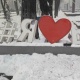 Борбордогу "Мен Бишкекти сүйөм" инсталляциясы талкаланып жатат. Аны сындырган адам кармалды