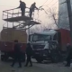 Бишкекте троллейбустун зымын өткөргөн мамыны сүзгөн жүк ташуучу унааны эвакуатор жылдыра албай койду