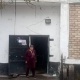 Кыш келерде үйүн 60 миң сомго саткан тургун: "Сабатсыздыгымдан алданып калып, эми эки кызым менен барарга жер таппай калдым"