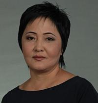 Конституциялык палатанын мурдагы судьясы Клара Сооронкулова: "Өмүрбек Текебаев Атамбаев үчүн коркунучтуу саясатчы болуп турган"