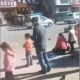 Кытайда унаа жолдон өтүп бара жаткан окуучуларды сүзүп кетти. Кырсыктан 5 окуучу көз жумуп, 20га жакыны жаракат алды