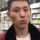 Сүйүүгө кабылган кытайлык жигит үйүн жана жумушун таштап, 3 айдан бери китеп саткан дүкөндө жашоодо