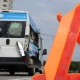 Бишкекте маршруттук такси оодарылып кетип, бир аял жана 1-класстын окуучусу жабыркады