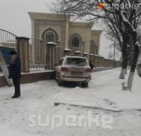 Бишкекте эки унаа сүзүшүп, жол тандабас жолдон чыгып кетип мечиттин тосмосун сүздү