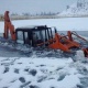Жумгалда 2 жарым миллион сомго алынган жаңы экскаваторду кар күрөйбүз деп жатып сууга чөктүрүп жиберишти