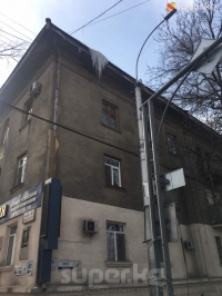 ЭЛДИК КАБАР: "Бишкекте көп кабаттуу үйдүн чатырында муз турат. Алып койбосо адамдарга зыян келтириши мүмкүн"
