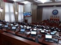 Жогорку Кеңеште депутаттардын ордунда добуш берип жаткан кызматкер залдан чыгарылды