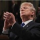 АКШнын президенти Дональд Трамптын өзүнө 6 мүнөткө жакын кол чапканы кызуу талкууга түштү