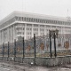 Бишкекте Ак Үйдүн тосмосунан секирип өтүп, депутатка жолугуп үй сурамакчы болгон жигит кармалды