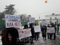 Бишкекте №47-колониянын алдында митинг өтүүдө (фото)
