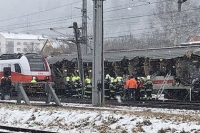Австрияда эки поезд сүзүшүп, 1 адам каза болуп 22 адам жаракат алды